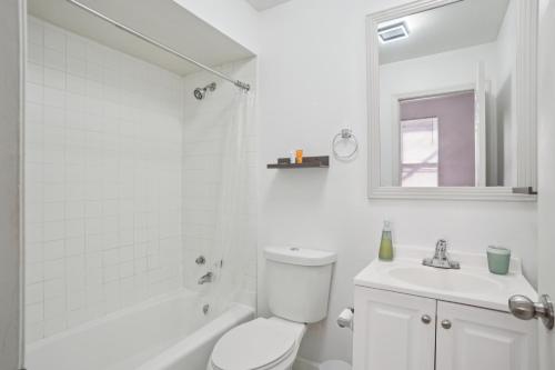 Charming Soulard Retreat with Historic Character near Baseball Stadium apts - image 7