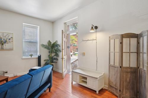 Charming Soulard Retreat with Historic Character near Baseball Stadium apts - image 5