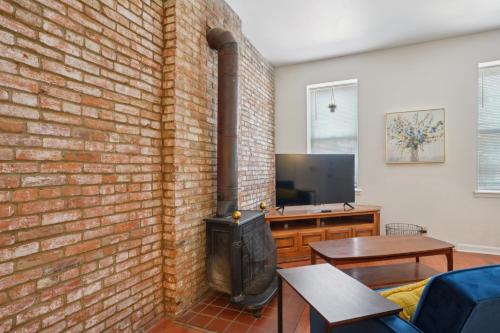Charming Soulard Retreat with Historic Character near Baseball Stadium apts - image 14