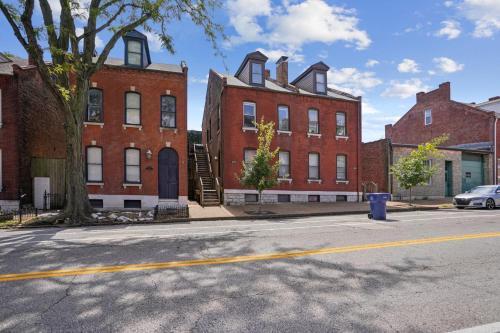 Charming Soulard Retreat with Historic Character near Baseball Stadium apts - image 2