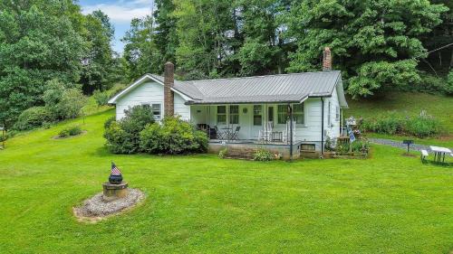 New River Farmhouse on the New River & Stocked Fishing Creek in Crumpler