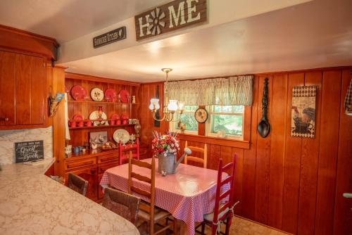 New River Farmhouse on the New River & Stocked Fishing Creek in Crumpler