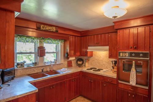 New River Farmhouse on the New River & Stocked Fishing Creek in Crumpler
