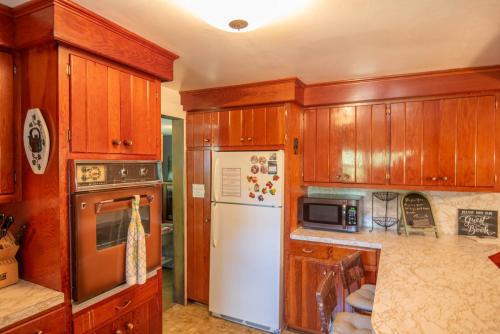 New River Farmhouse on the New River & Stocked Fishing Creek in Crumpler