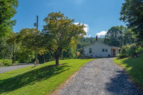 New River Farmhouse on the New River & Stocked Fishing Creek in Crumpler