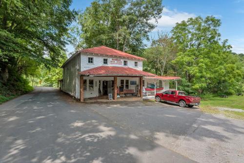New River Farmhouse on the New River & Stocked Fishing Creek in Crumpler