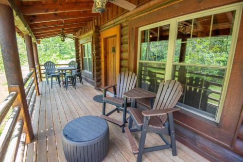 Cabin on the New River with Easy Steps to the River,Hot Tub, Fire Pit in Crumpler