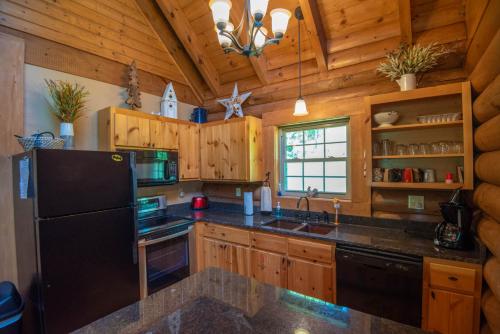 Cabin on the New River with Easy Steps to the River,Hot Tub, Fire Pit in Crumpler