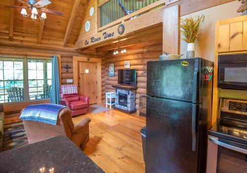 Cabin on the New River with Easy Steps to the River,Hot Tub, Fire Pit in Crumpler