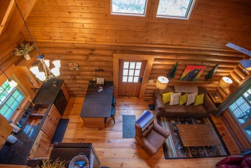 Cabin on the New River with Easy Steps to the River,Hot Tub, Fire Pit in Crumpler