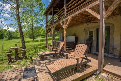 Cabin on the New River with Easy Steps to the River,Hot Tub, Fire Pit in Crumpler