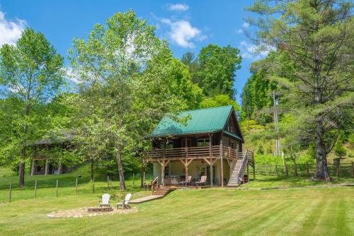 Cabin on the New River with Easy Steps to the River,Hot Tub, Fire Pit in Crumpler