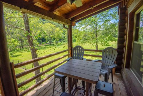 Cabin on the New River with Easy Steps to the River,Hot Tub, Fire Pit in Crumpler