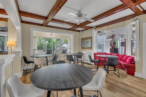 Shared lounge/TV area, HI Penticton - Hostel in Penticton (BC)