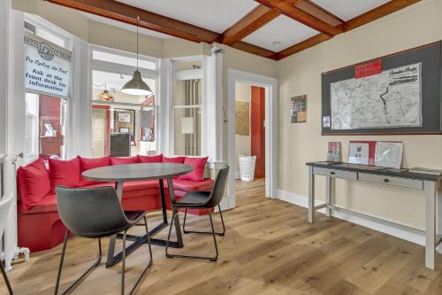 Shared lounge/TV area, HI Penticton - Hostel in Penticton (BC)