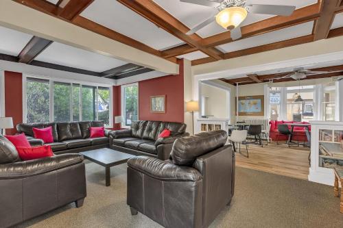 Shared lounge/TV area, HI Penticton - Hostel in Penticton (BC)