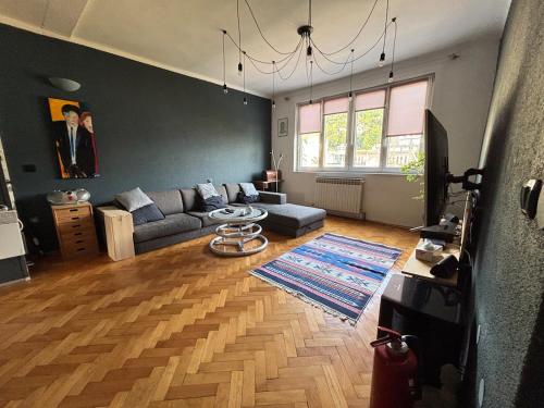 Dzoni's apartment