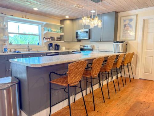 Pet Friendly Sleeps 9 Golf Cart Hot Tub - Weekly Discounts