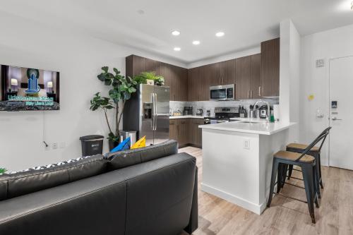 Luxury Apt with Pool and Free Parking in New Brunswick