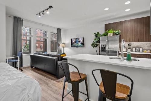 Luxury Apt with Pool and Free Parking in New Brunswick