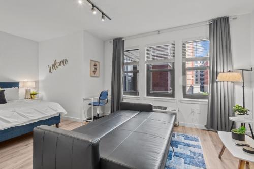 Luxury Apt with Pool and Free Parking in New Brunswick