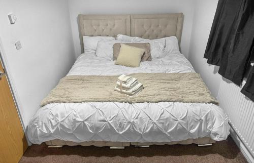 Comfy riverside double room in Manchester with breakfast included
