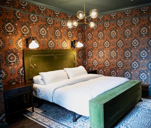 The Gas Lamp Hotel - image 12