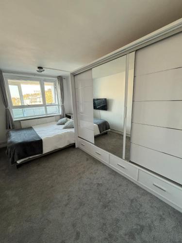 Private Room with King Size Bed, TV and Shared Bathroom, Londra