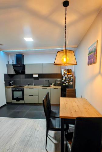 WYPOSAŻONY APARTAMENT, 10 KM szlakiem na Śnieżkę, otoczony górami i spokojem