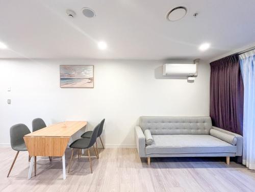 Stylish 2BR City Retreat with Cityscape Views, Pool & Gym V74, Auckland