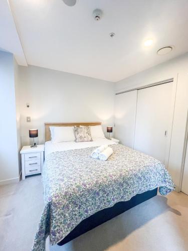 Stylish 2BR City Retreat with Cityscape Views, Pool & Gym V74, Auckland (foto 7)
