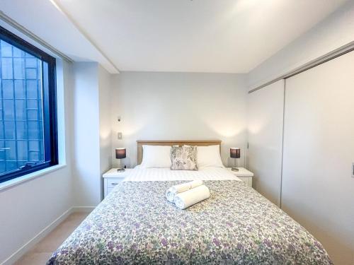 Stylish 2BR City Retreat with Cityscape Views, Pool & Gym V74, Auckland (foto 8)