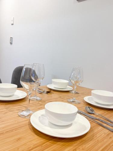 Stylish 2BR City Retreat with Cityscape Views, Pool & Gym V74, Auckland (foto 9)