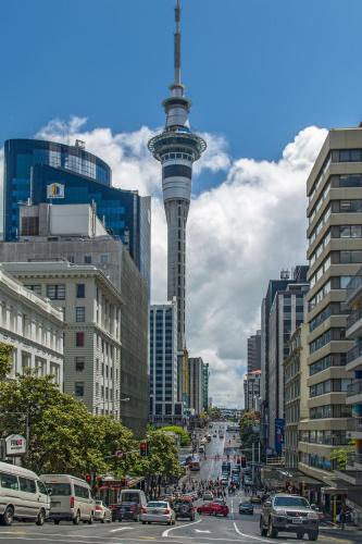 Stylish 2BR City Retreat with Cityscape Views, Pool & Gym V74, Auckland (foto 10)