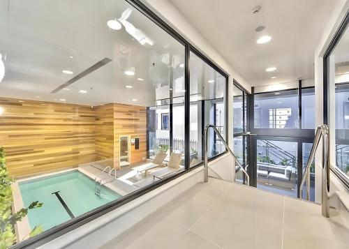 Stylish 2BR City Retreat with Cityscape Views, Pool & Gym V74, Auckland (foto 11)