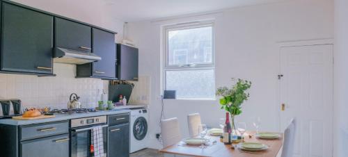 4-Bed Family House in Leeds with park view