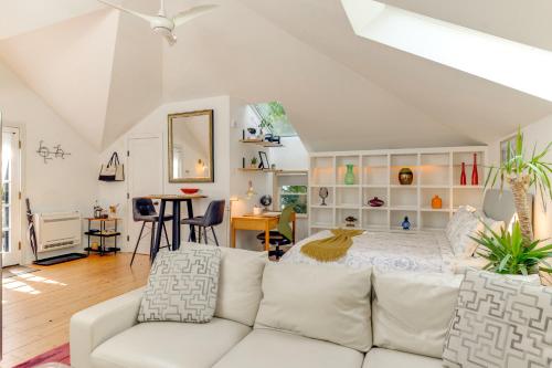 Pet-Friendly Minneapolis Studio Walk to Lake! in Minneapolis, USA