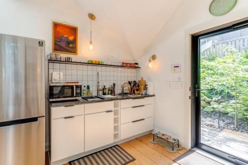 Pet-Friendly Minneapolis Studio Walk to Lake! in Minneapolis, USA