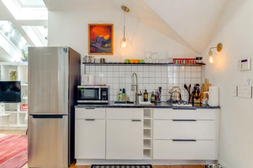 Pet-Friendly Minneapolis Studio Walk to Lake! in Minneapolis, USA