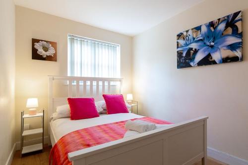 2 Bedroom Large Town Centre Apartment Free Parking