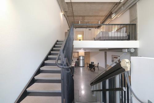 Multiple Hollywood Apartments Hub, Los Angeles (photo 9)