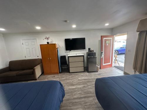 Town and Country Inn - image 10