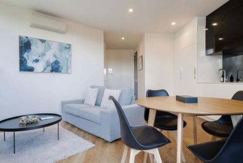 Chic Cosy 2BR Retreat with Rooftop Spa BBQ in Hawthorn
