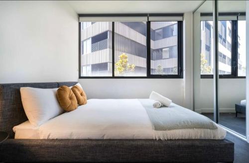 Chic Cosy 2BR Retreat with Rooftop Spa BBQ in Hawthorn