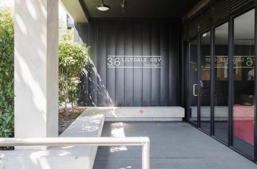 Chic Cosy 2BR Retreat with Rooftop Spa BBQ in Hawthorn