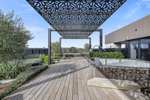 Chic Cosy 2BR Retreat with Rooftop Spa BBQ in Hawthorn