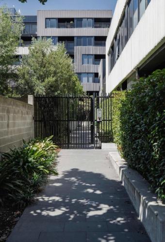 Chic Cosy 2BR Retreat with Rooftop Spa BBQ in Hawthorn