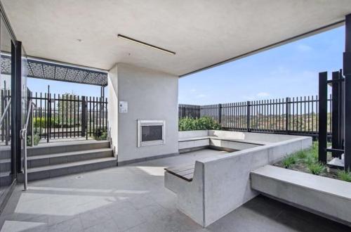 Chic Cosy 2BR Retreat with Rooftop Spa BBQ in Hawthorn