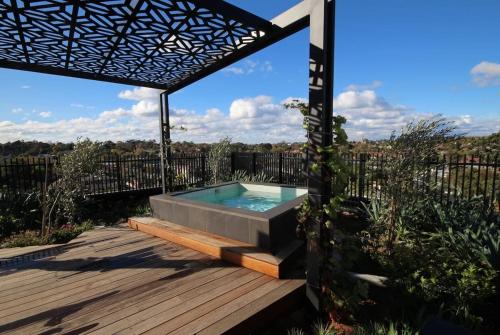 Chic Cosy 2BR Retreat with Rooftop Spa BBQ in Hawthorn