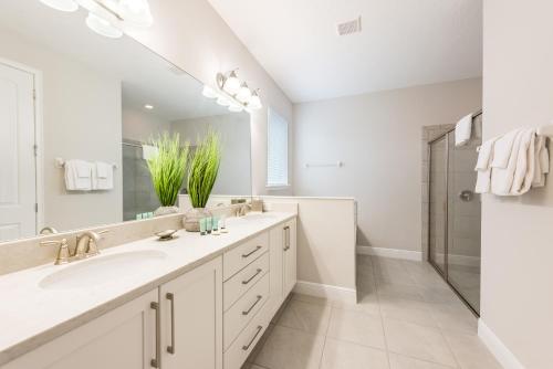 Gorgeous Home with Loft Area & Themed Rooms near Disney - 7687F - image 13